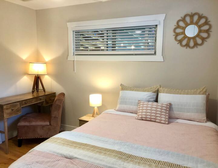 غرفة مريحة لقضاء ليلة مريحة.  هذه الغرفة هي مخبأك الشاطئي بالكامل مع سرير بحجم كوين وخزانة كبيرة ومكتب ومرآة كاملة الحجم ورفوف أمتعة. 