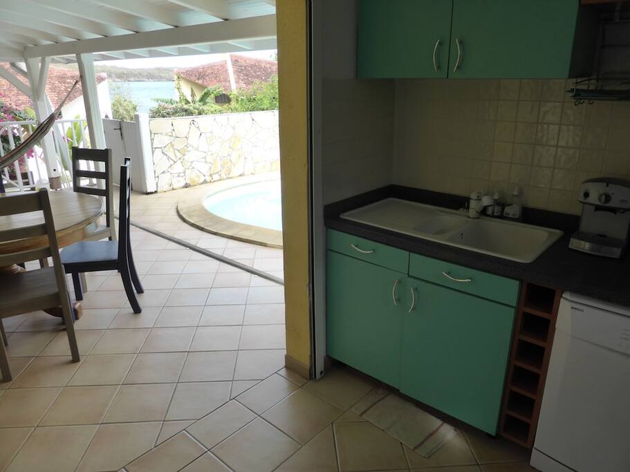La cuisine ouverte sur la terrasse