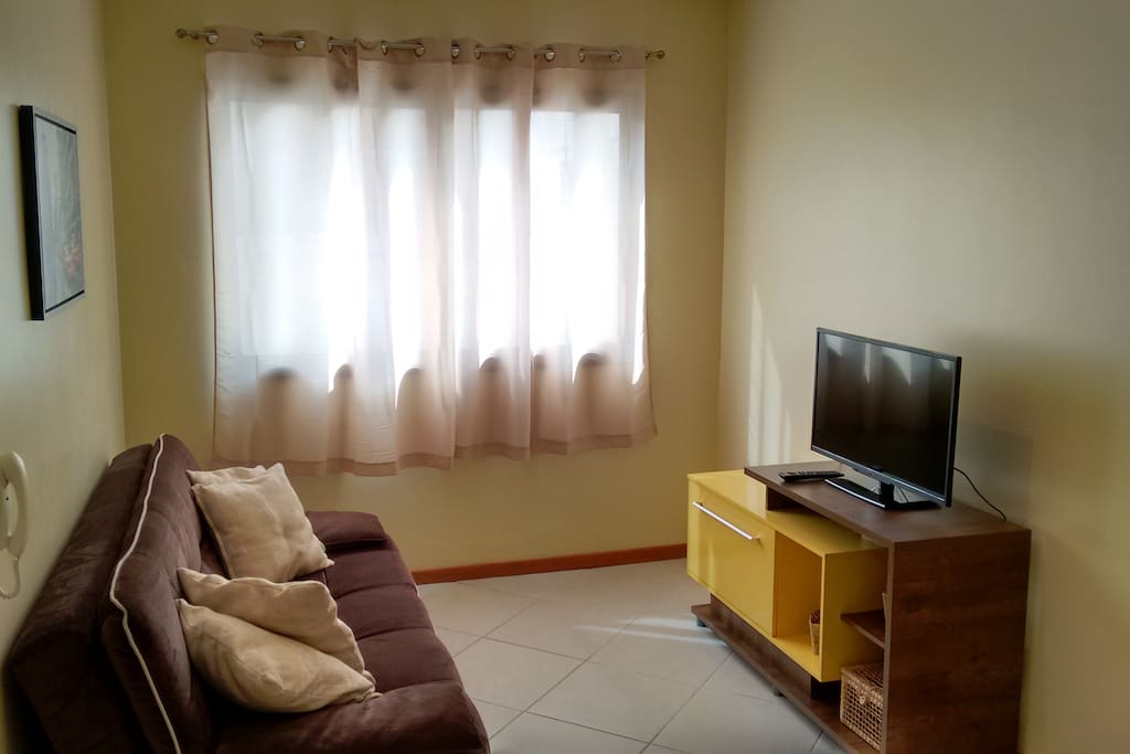 Sala com sofá-cama e Smart TV de 32 polegadas