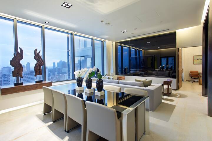 2-bedroom luxury penthouse + 2 Jacuzzi’s + BBQ gallery image 2
