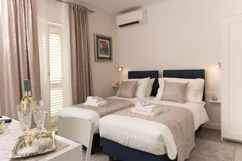 Luxury Heritage Room-Prime location in Palace