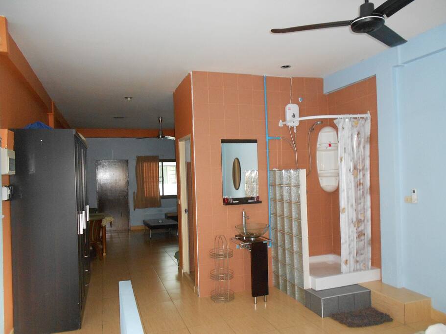 Ca vous indique la profondeur de la pièce avec sa salle de bain neuve et ouverte
