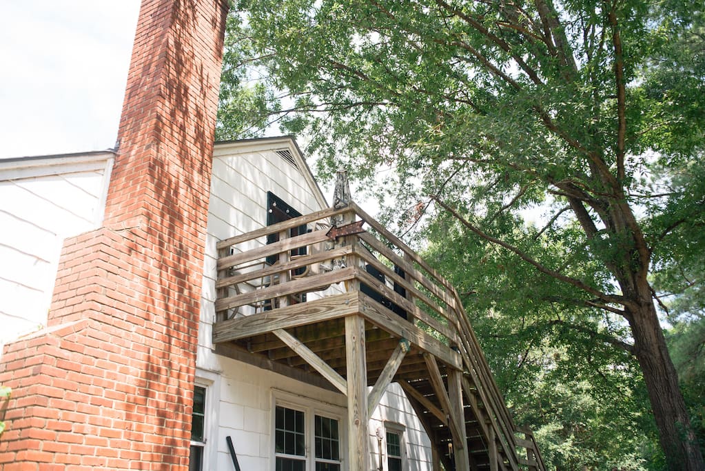 The treehouse is located above the main house. Suite "B". As you pull into the gravel driveway, you will park in the lot with the cars. Please find a space that works for you!