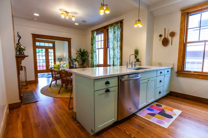 Renovated Uptown Cottage in Walkable Neighborhood gallery image 5