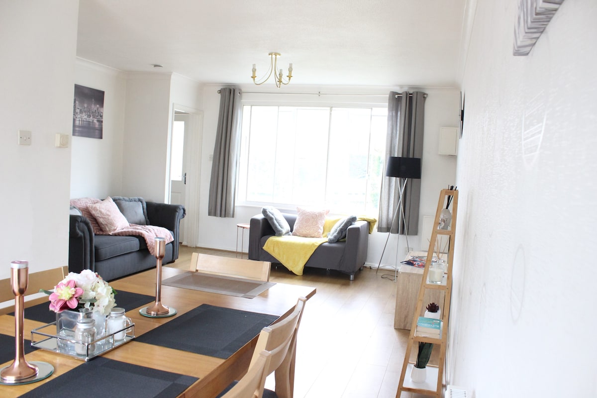 Top performing Airbnb: Private Comfortable 2 Bedroom Home away from Home in Colnbrook With Poyle
