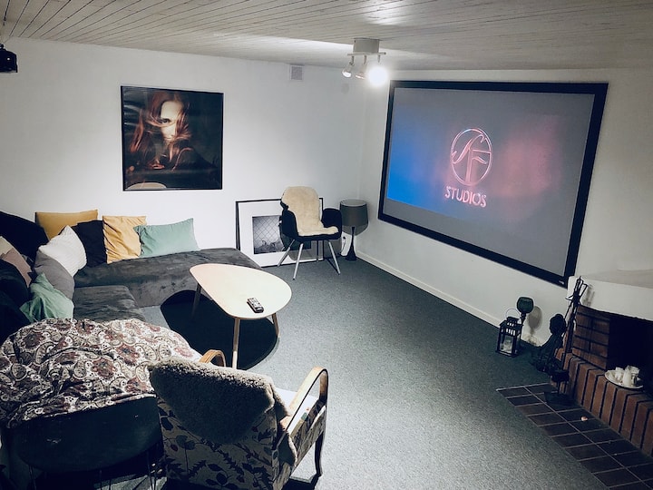 Წვდომა გრილ სარდაფზე, საიდანაც კინოთეატრის ხედი იშლება, შეგიძლიათ გამოიყენოთ დივანი, როგორც ორი ერთადგილიანი საწოლი ან ერთადგილიანი საწოლი. 