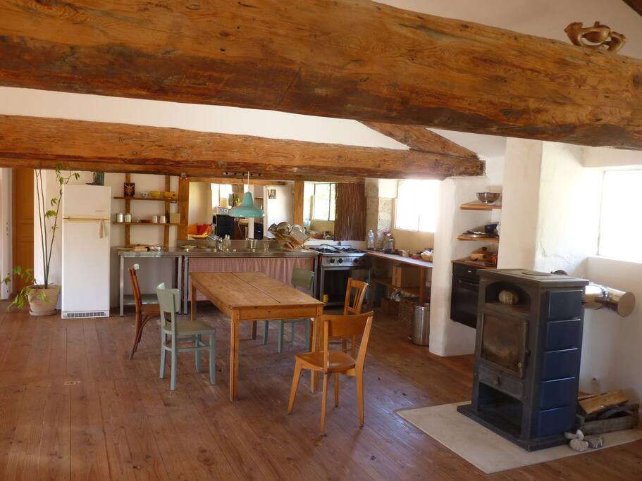 Côté cuisine, salle à manger.