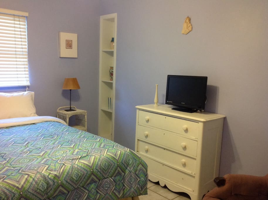 Bedroom, Queen size bed, TV