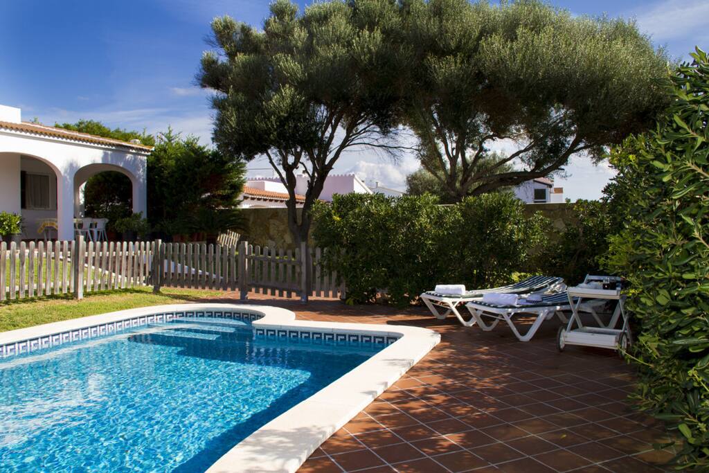 Jardín y piscina privada con mobiliario exterior