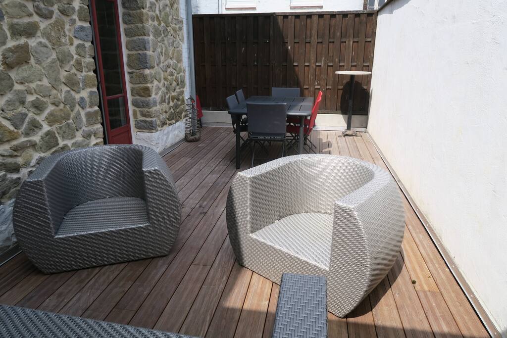 La terrasse avec table pour repas et salon