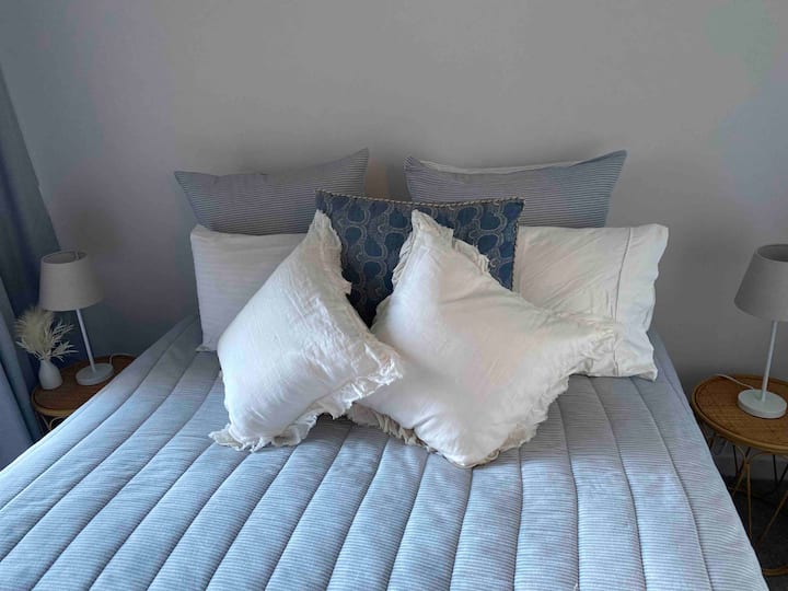 Chambre lumineuse 3 avec accès à la véranda arrière et vue sur le parc