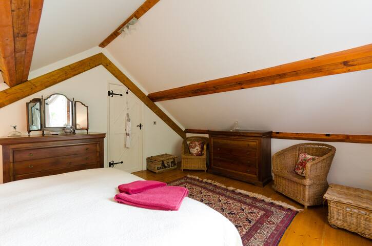 Spacious Coach House With Private Garden Cottages For Rent In