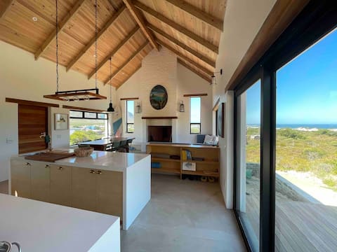 Cheerful Open-plan Beach Cottage