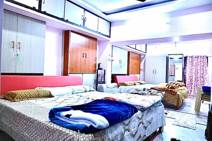Toda la primera casa o habitación de tela de la marca Sleepwell, con capacidad para 6 a 7 personas, armarios, armario, tocador, madera de teca 
mesa de teapoy, televisor inteligente LG 44", aire acondicionado O'General de dos toneladas, sillas cómodas, almohadas de apoyo para el cuello 