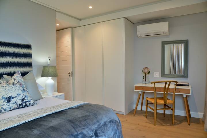 Luxury Green Point Apt w/ Balcony & City Views gallery image 5