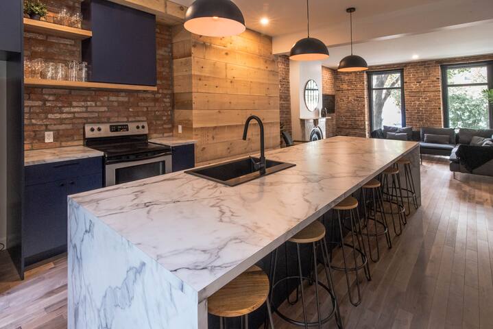 Château Deluxe // Vieux-Québec, Énorme Maison gallery image 2