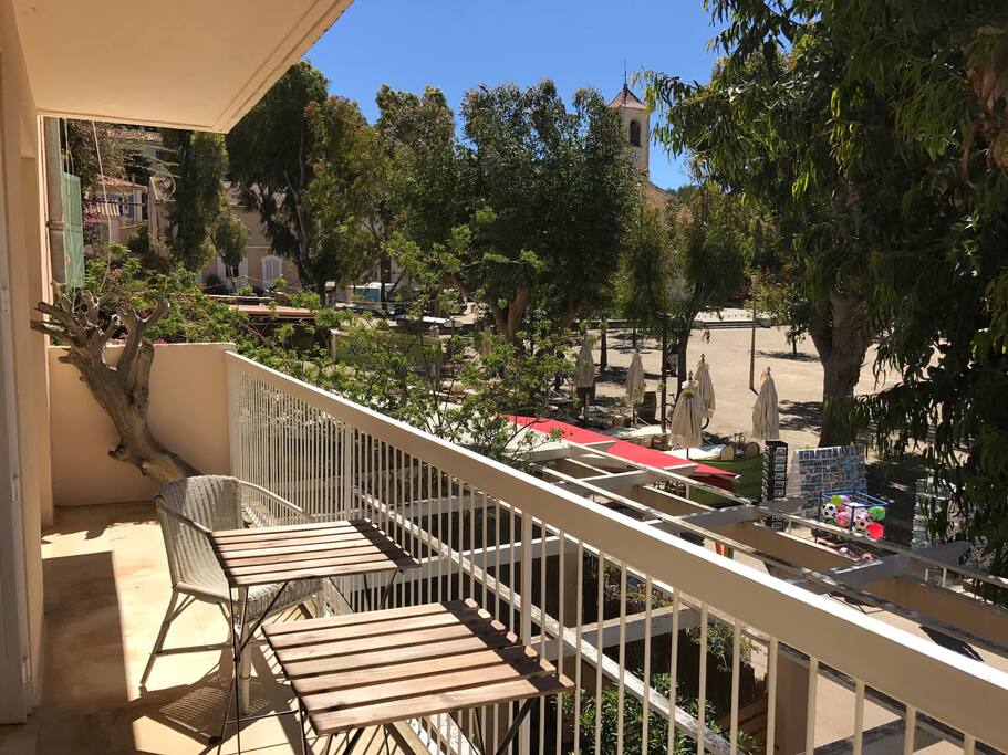 un balcon donnant sur la place...