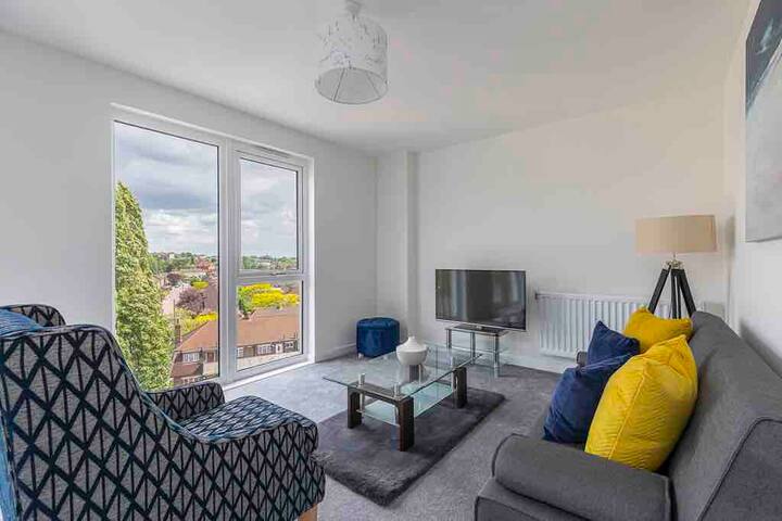 Lovely new 3 bed flat very easy to Central – 10min gallery image 3