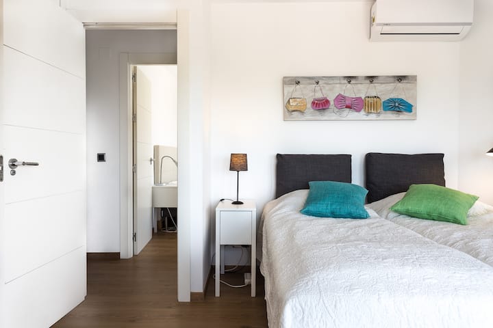 Zwei Betten im größeren Schlafzimmer