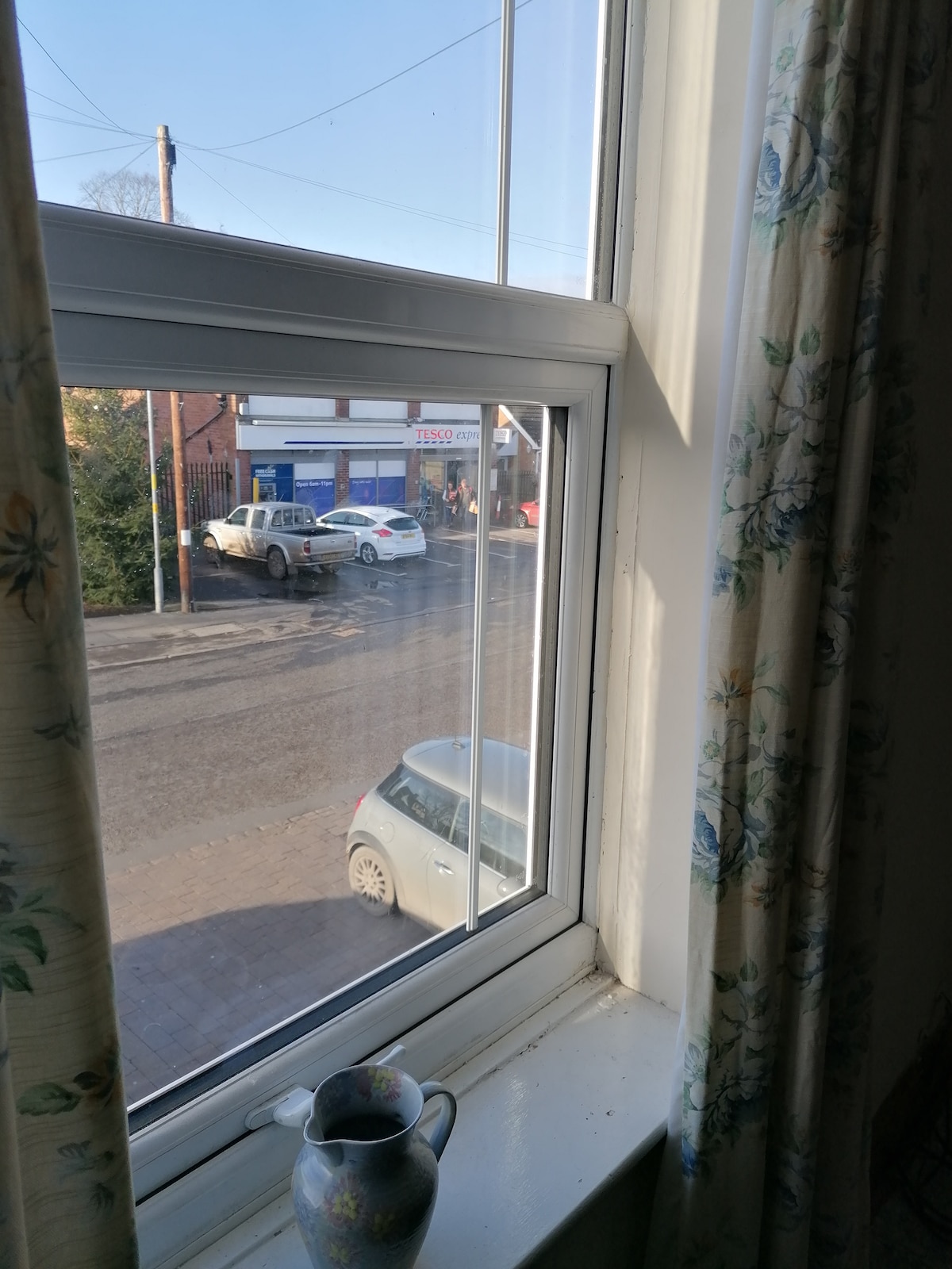 Მთავარი საძინებელი, რომელიც ხიდის გზაზე გადაჰყურებს 