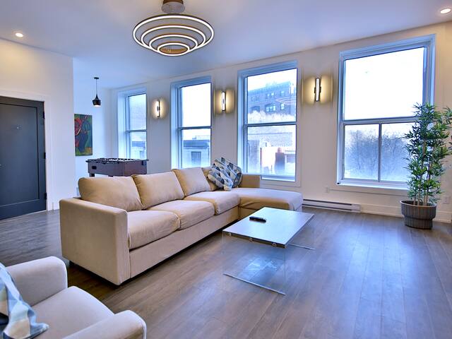 Elegant Condo in Old Montreal with Private Terrace gallery image 2