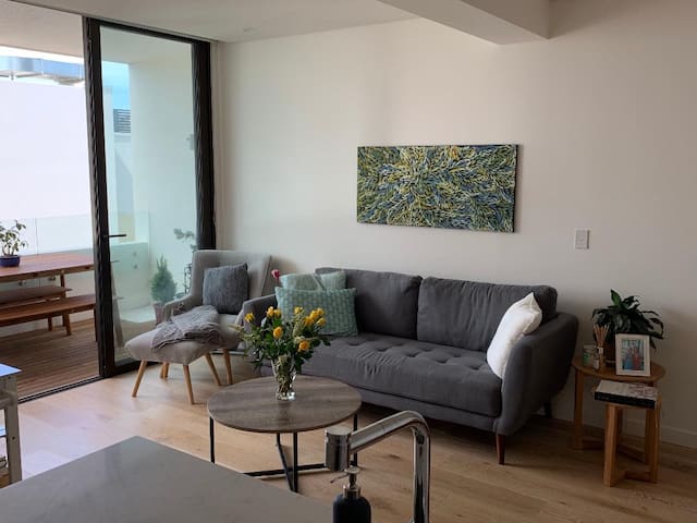 Modern Apt minutes to city and beaches