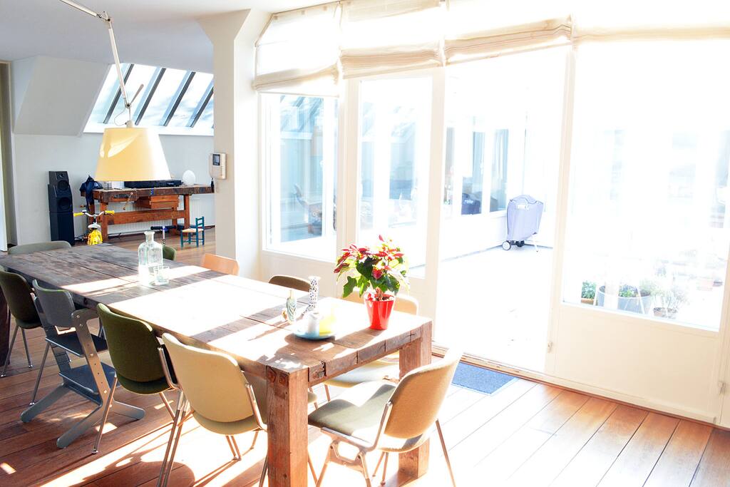 Table for 10 person with view on the courtyard.