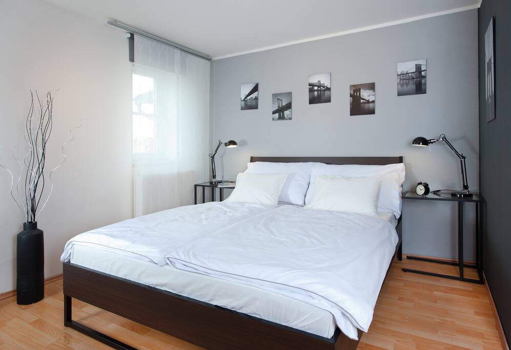 Comfortable queen size bed (160x200cm)