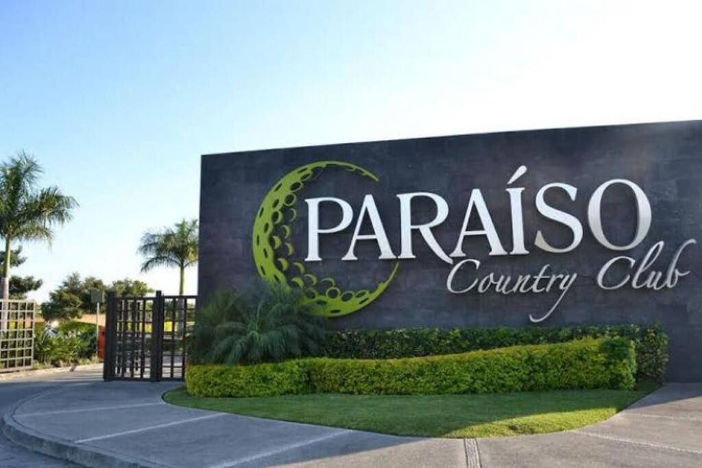 GOLF CLUB ENTRANCE