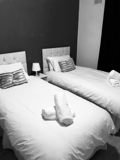 Bedroom 2 : 2 single beds