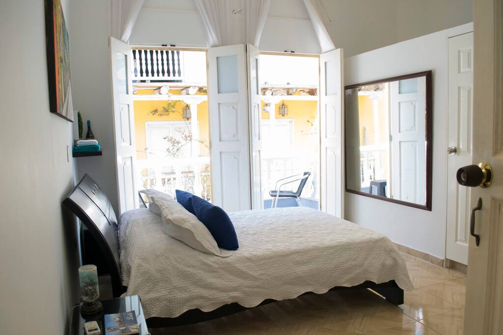 Habitación y Salida al Balcón