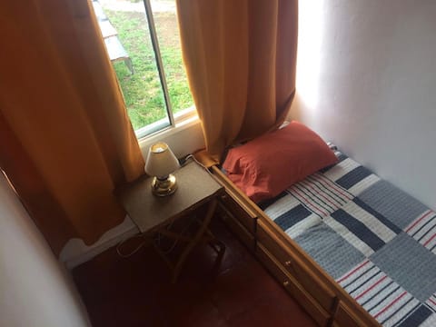 Habitación con gran iluminación a pasos del centro