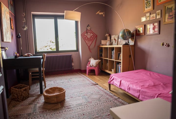 Jednokrevetna ljubičasta ljubičasta spavaća soba