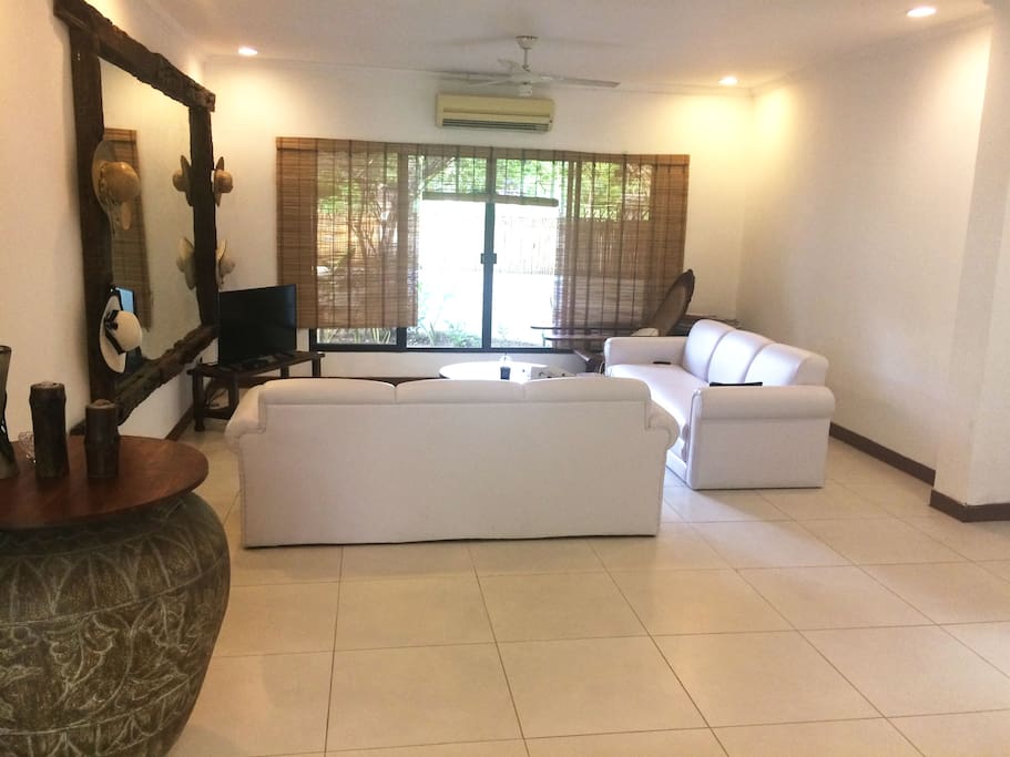 Very spacious living room, 2 sofabeds, cable tv, internet