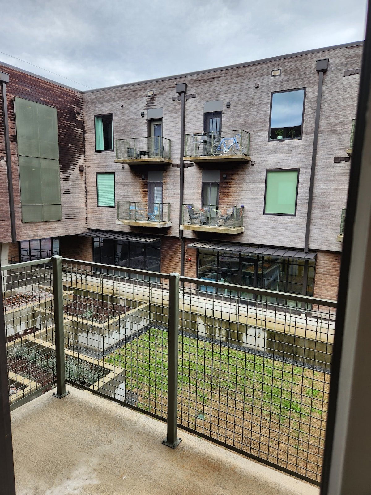 East Side Gem w/ pool – Walk to E 6th, Mins to DT