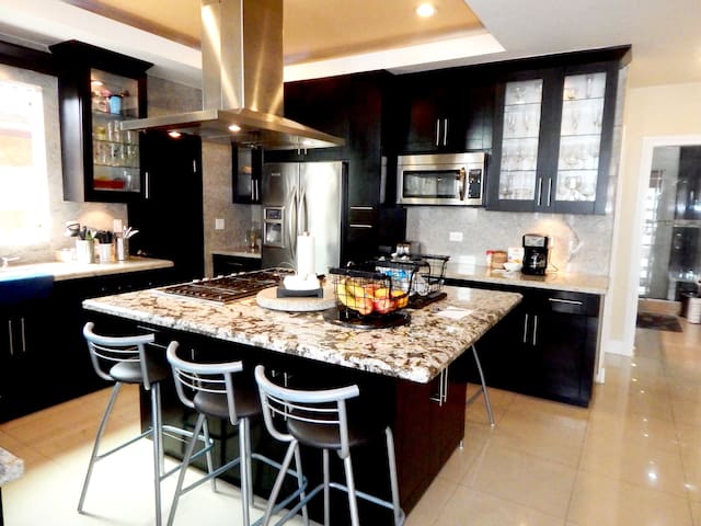 NUEVA* CASA & DECK CON JACUZZI