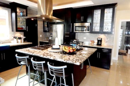 NUEVA* CASA & DECK CON JACUZZI