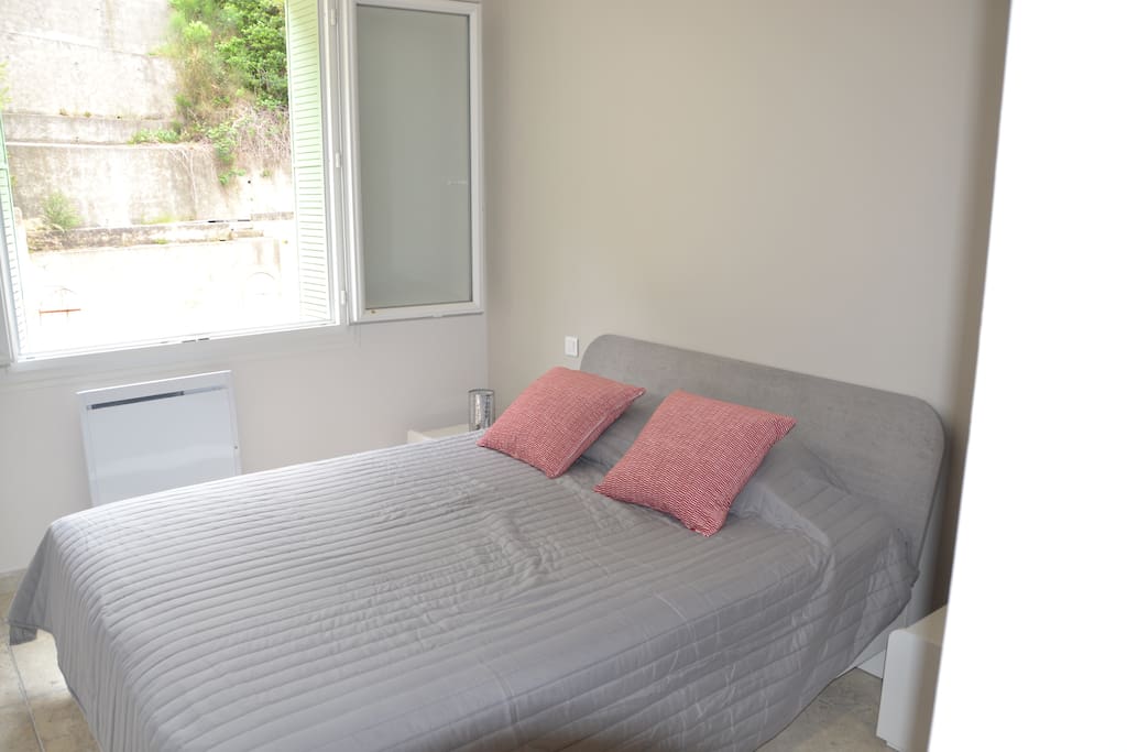 Chambre séparée de 12m2 avec lit King size (160). Chambre dotée d'une grande penderie.