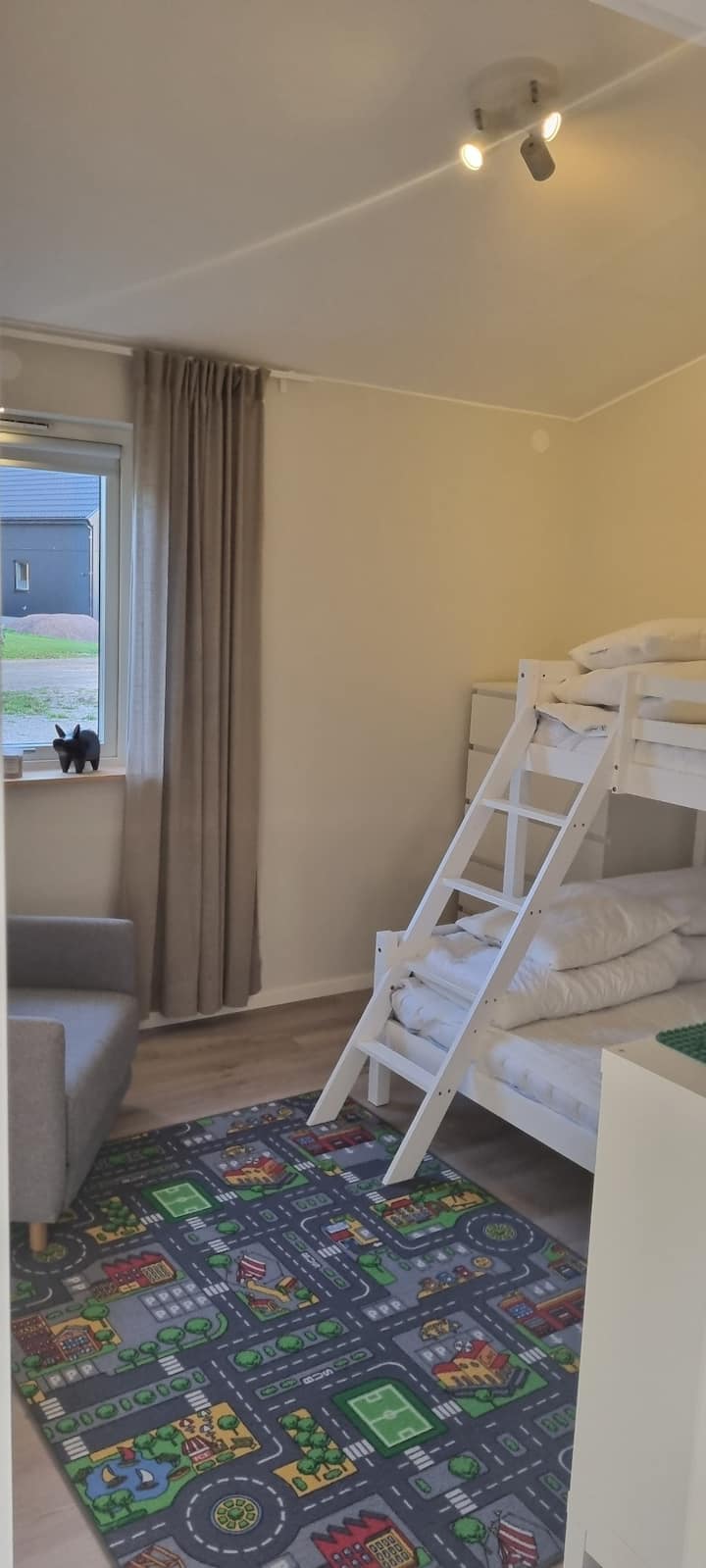 ห้องนอน 2
เตียงสองชั้น (90 × 200 +140x200)
เก้าอี้นอนหรือเตียงสำหรับเดินทาง 