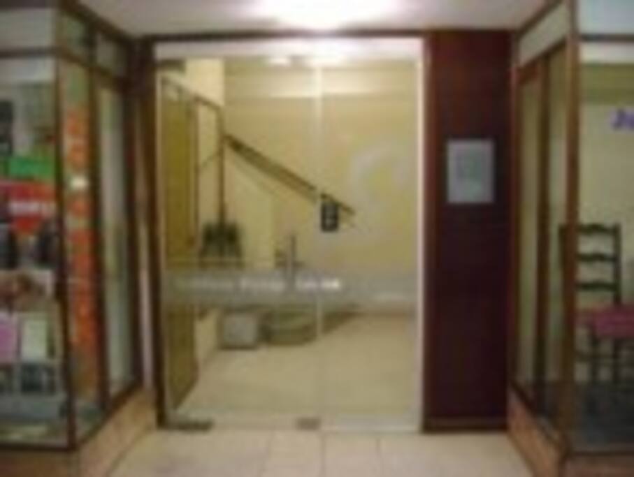 Ingreso a ascensores que llevan al departamento