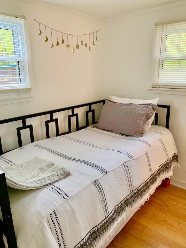 Twin Bedroom w/ Trundle Bed