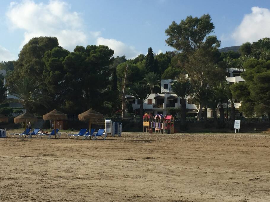 Vista de la casa desde la playa, con servicio de sombrillas, hamacas, parque para niños, etc.