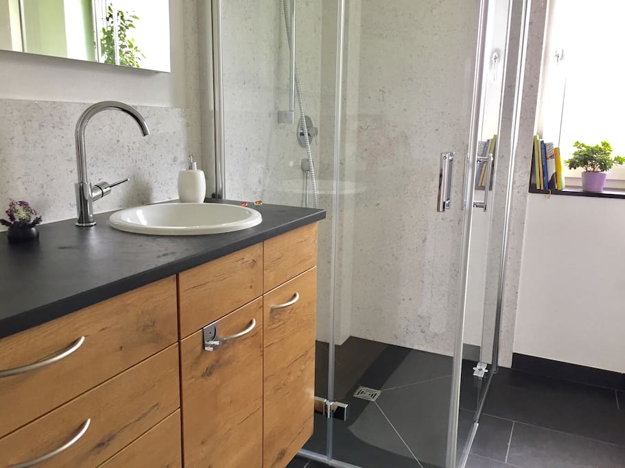 Dir steht ein separates Bad mit WC und Dusche allein zur Verfügung. Die Handtücher werden von mir gestellt.