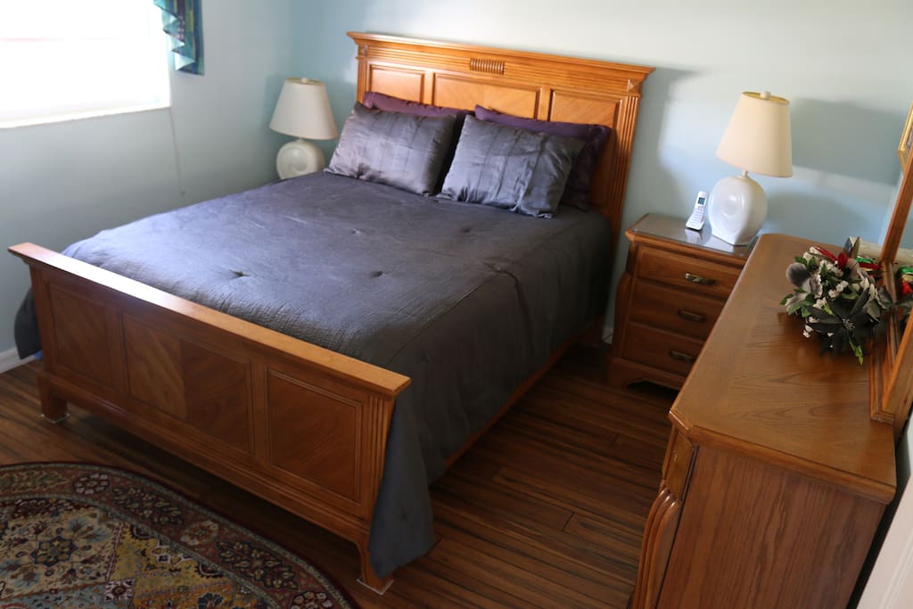 Bedroom #1 (Queen bed)