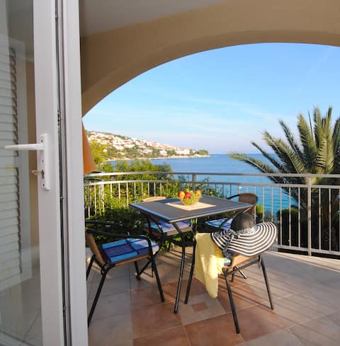 Successful Airbnb property: Sunny sea & garden view apartment in Žedno
