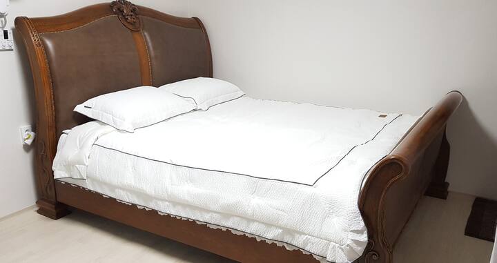 최고급 유럽 직수입 침대에요
킹싸이즈
정말 넓고 쾌적합니다♡