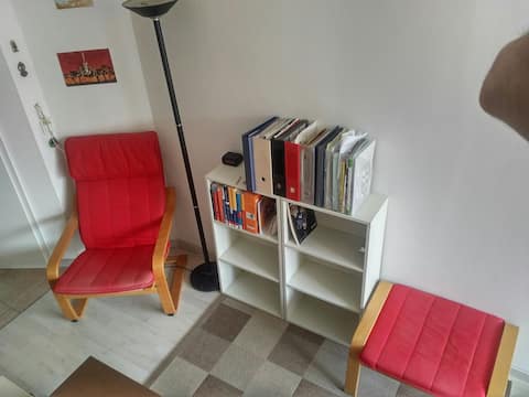 Top Airbnb: perfect place: rhine, trade-fair, balcony, kitchen in Deutz