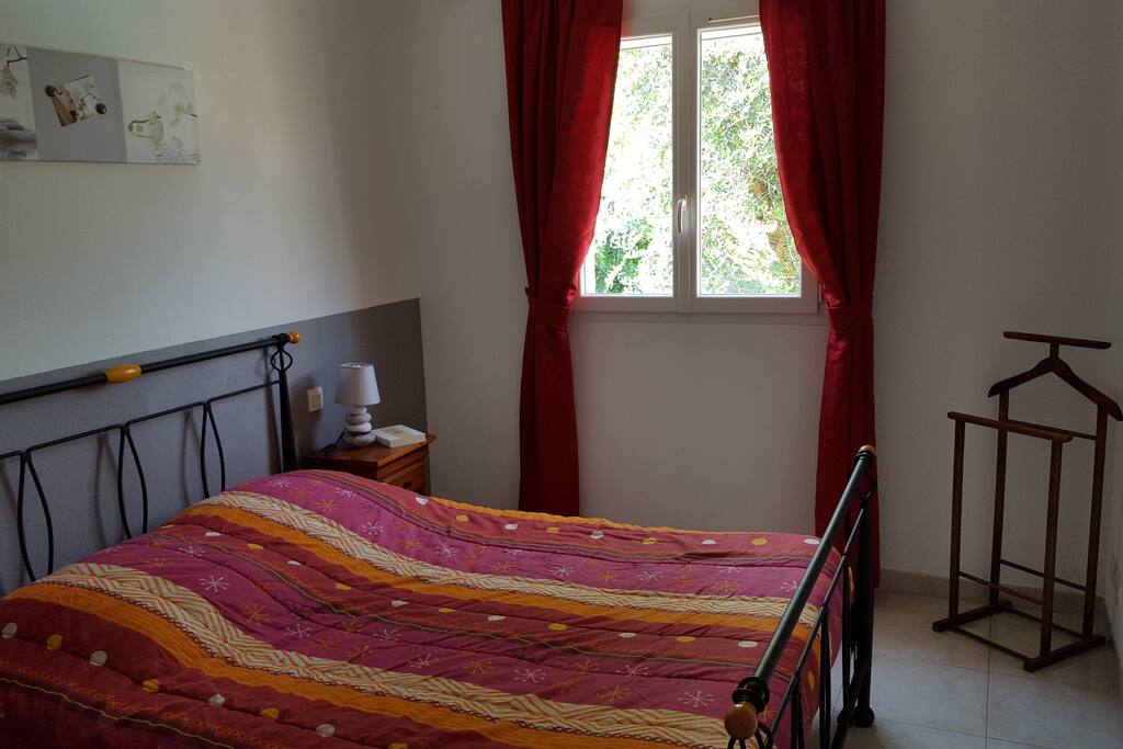 Chambre avec vue sur la piscine