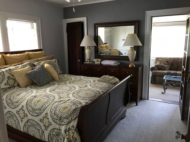 House of Bethesda – 5 Beds – 2 1/2 Bath -3 Sofas gallery image 3