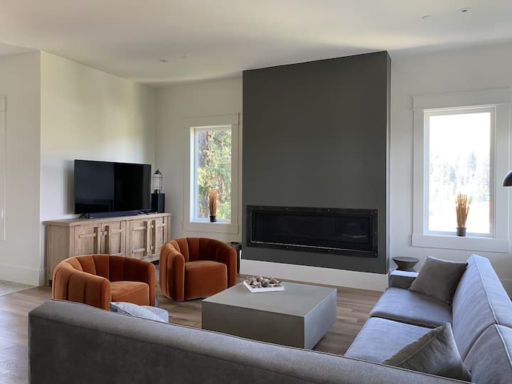 Luxury Home, Close To Village Ski In/out, Hot Tub - British Columbia